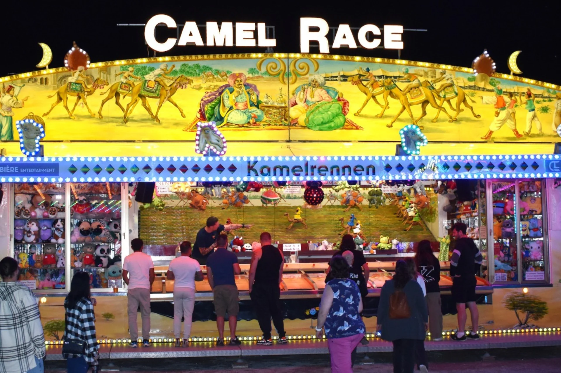 Camel Race Stand am Abend
