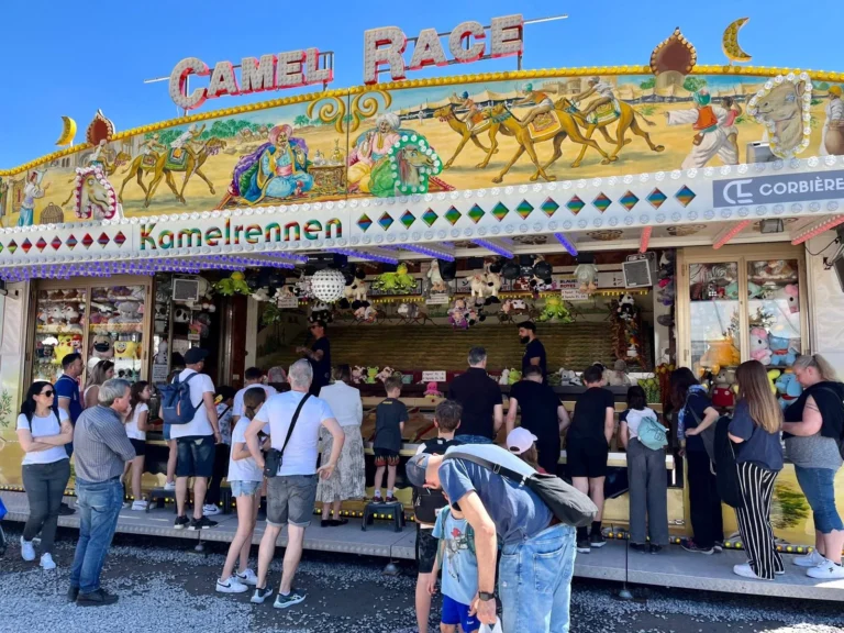 Ramel Race Stand mit vielen Zuschauern und Teilnehmern