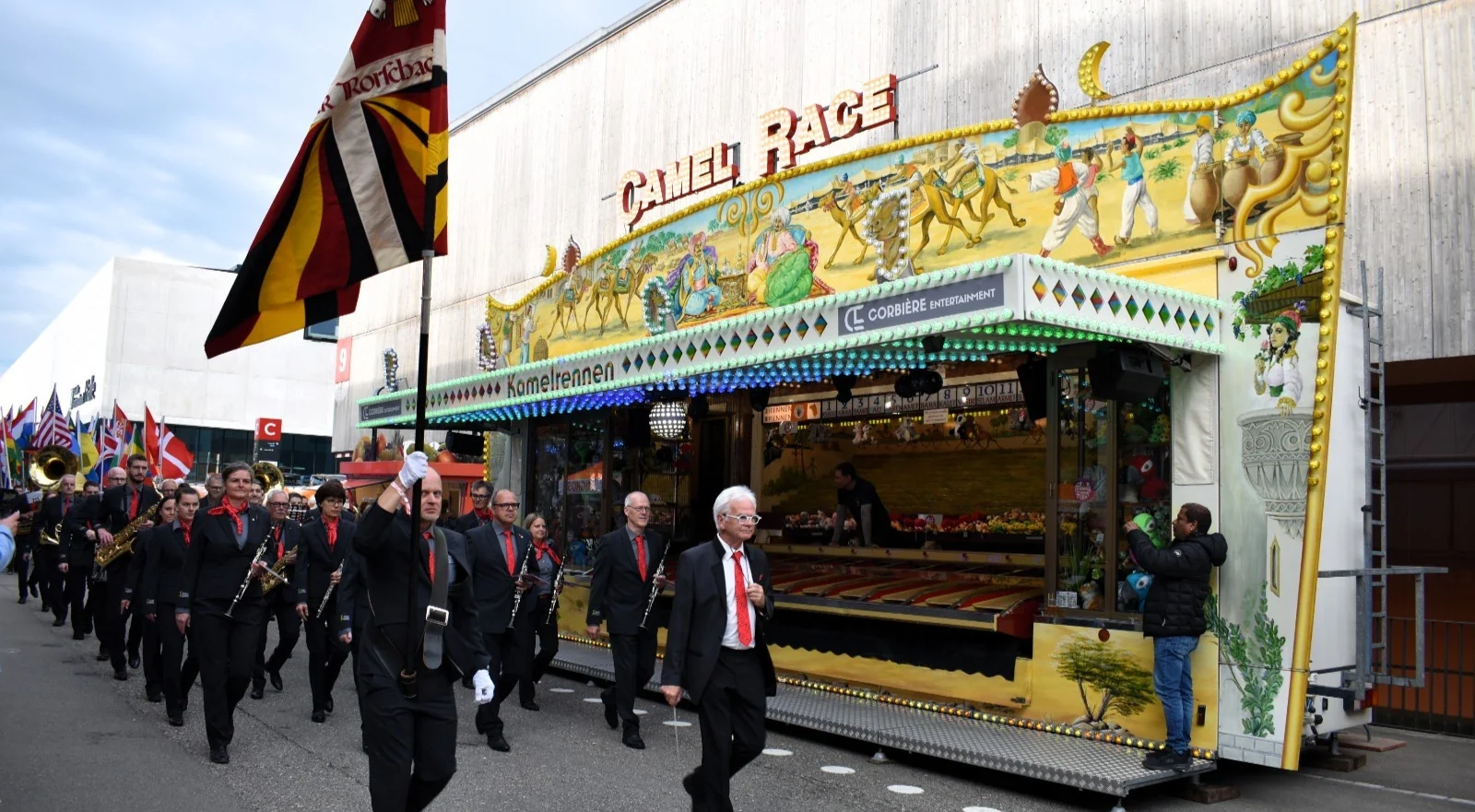 Vor dem Camel Race Stand geht eine Marschmusik vorbei.