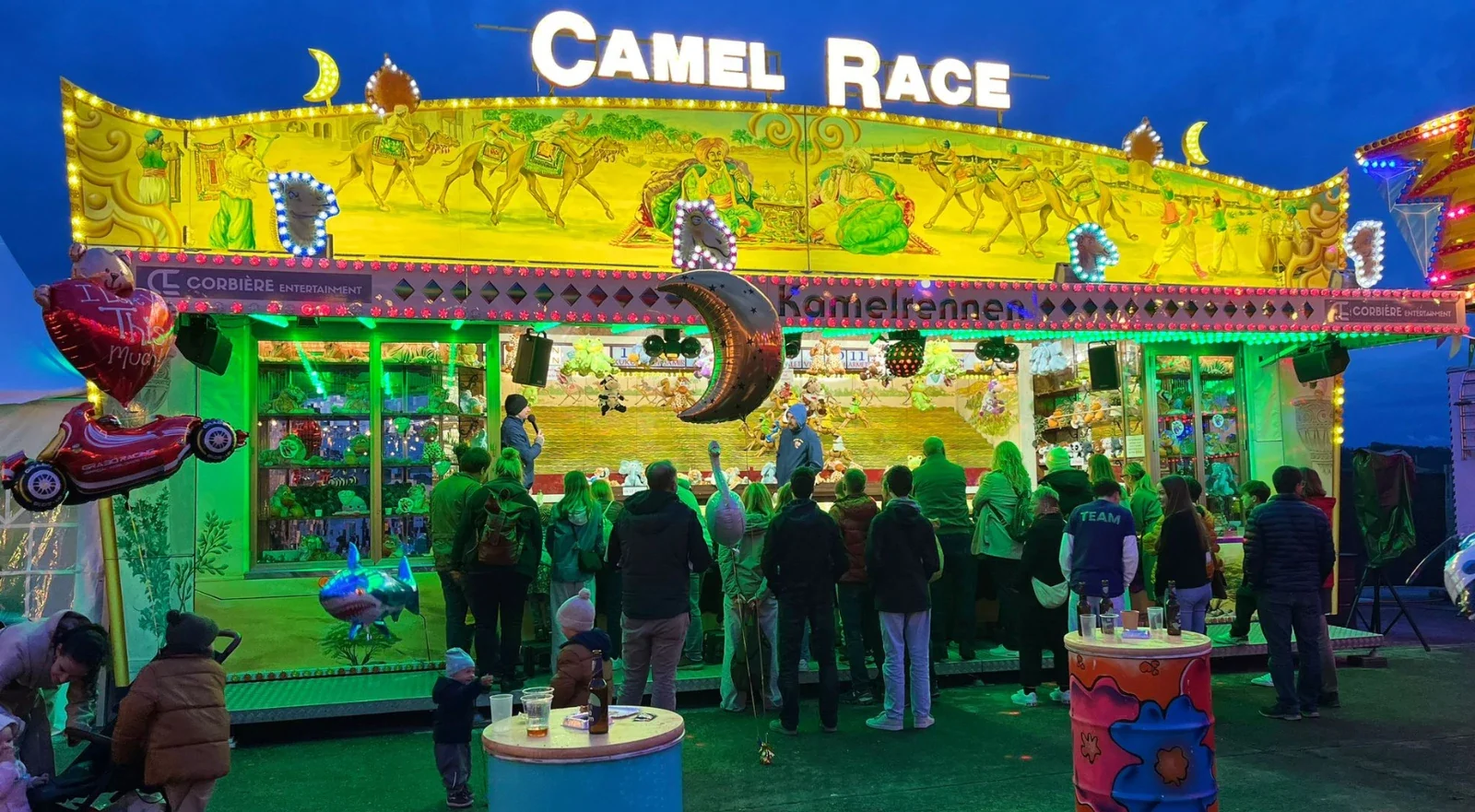 Camel Race Chilbistand am Abend mit vielen Zuschauern