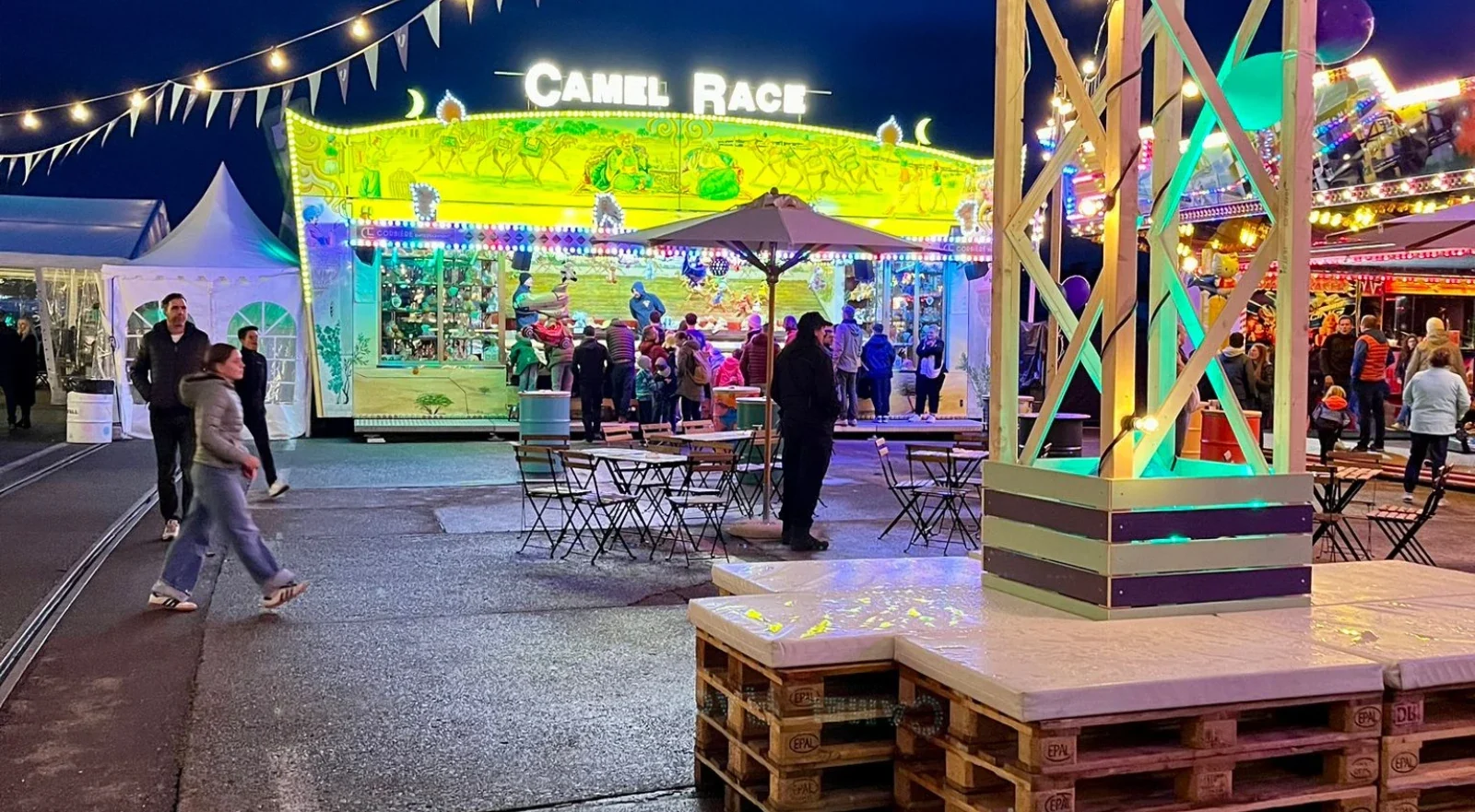 Festgelände mit Camel Race Stand am Abend