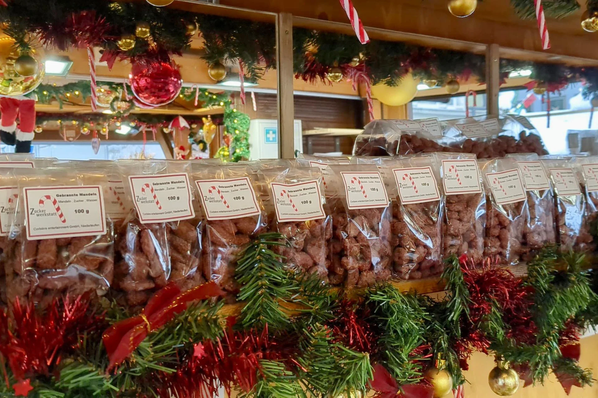 Gebrannte Mandeln schön präsentiert in der Zuckerwerkstatt