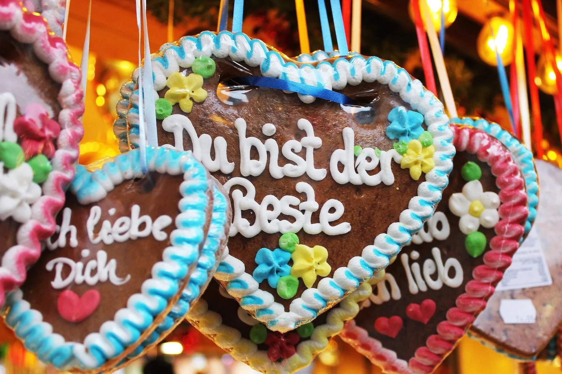 Schön verzierte Lebkuchenherzen am Zuckerwerkstatt Stand