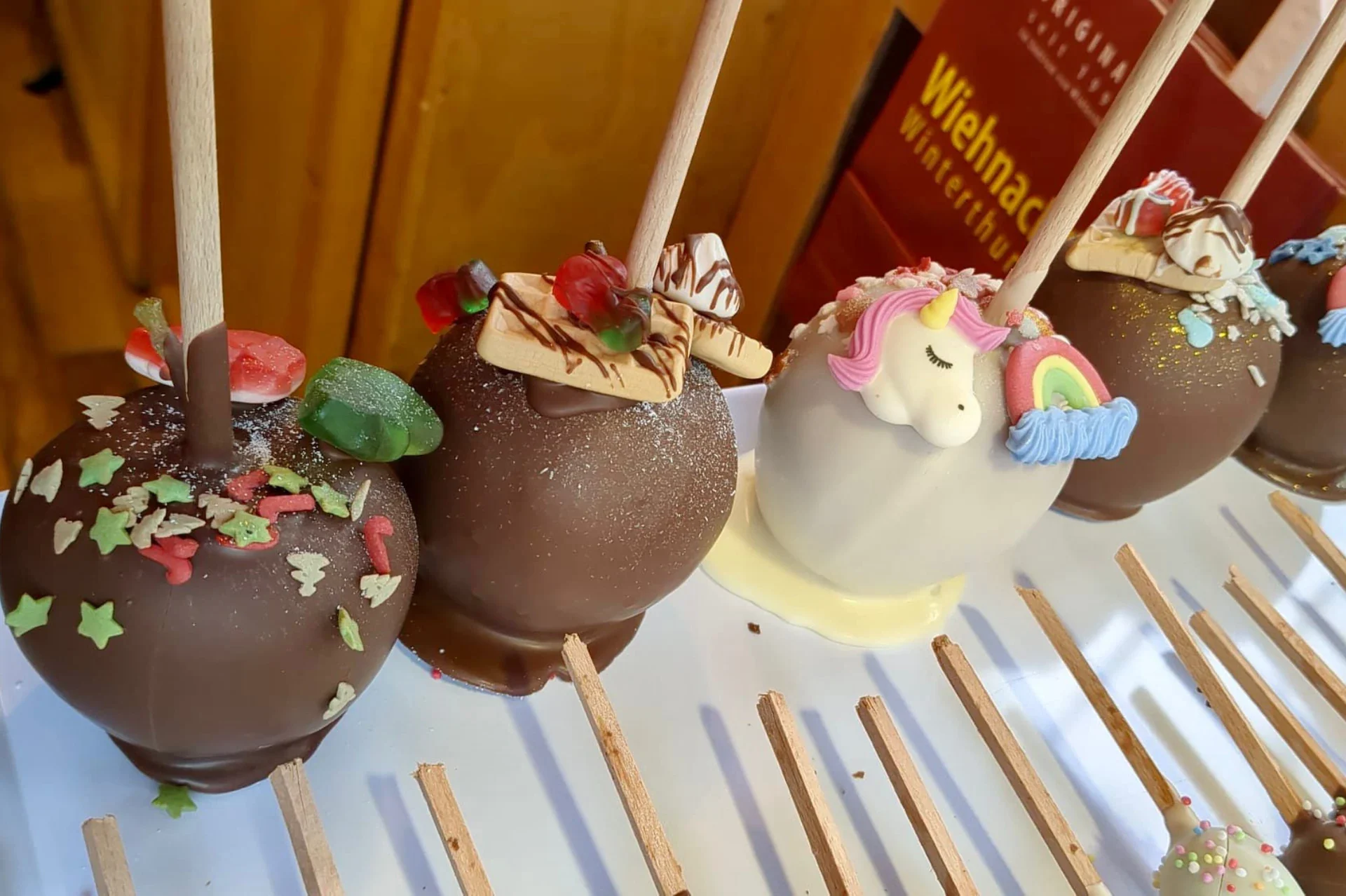 Schön dekorierte Schokoladenfrüchte